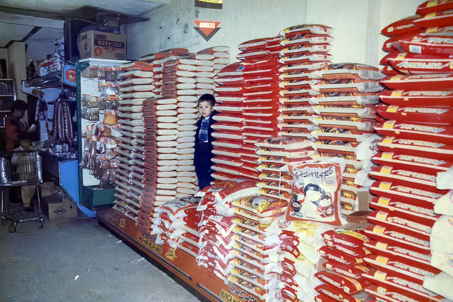 La comercialización de nuestros productos inició en los almacenes de barrio y pequeños supermercados La comercialización de nuestros productos inició en los almacenes de barrio y pequeños supermercados