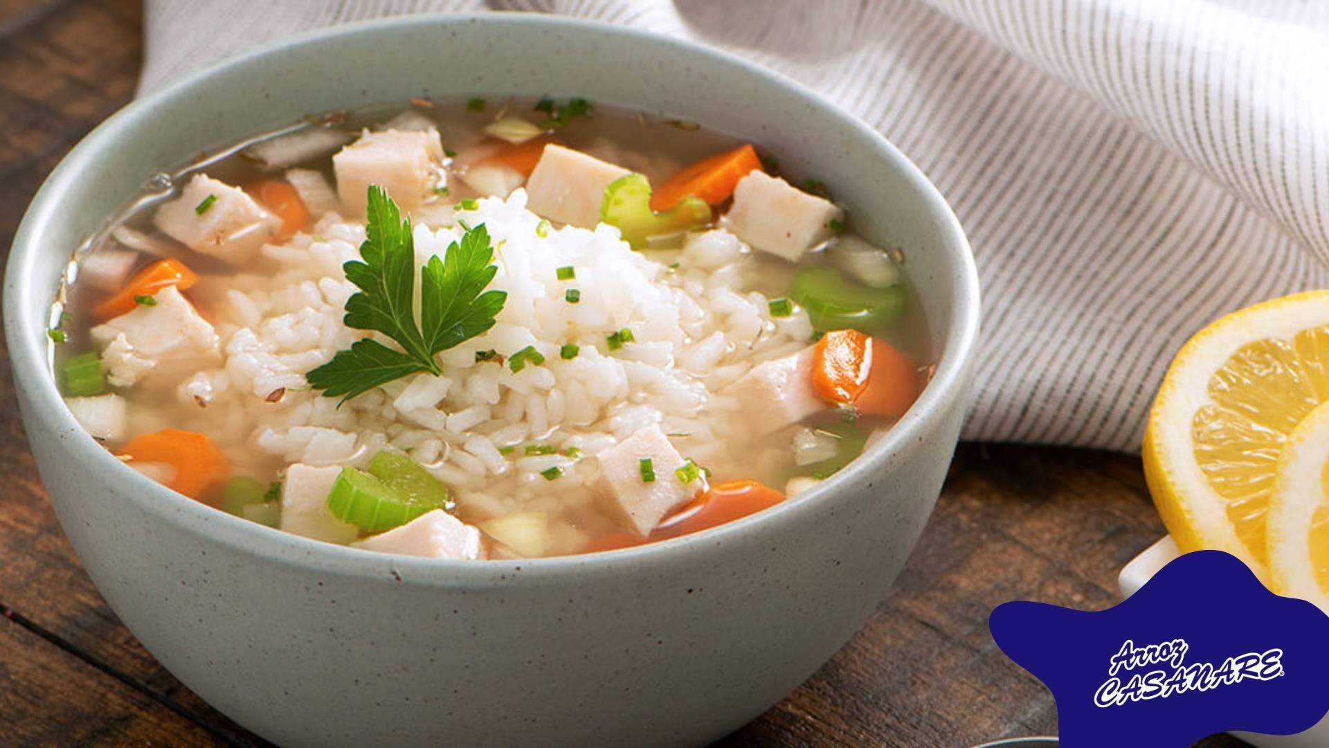Sopa de arroz con pollo casera fácil y reconfortante