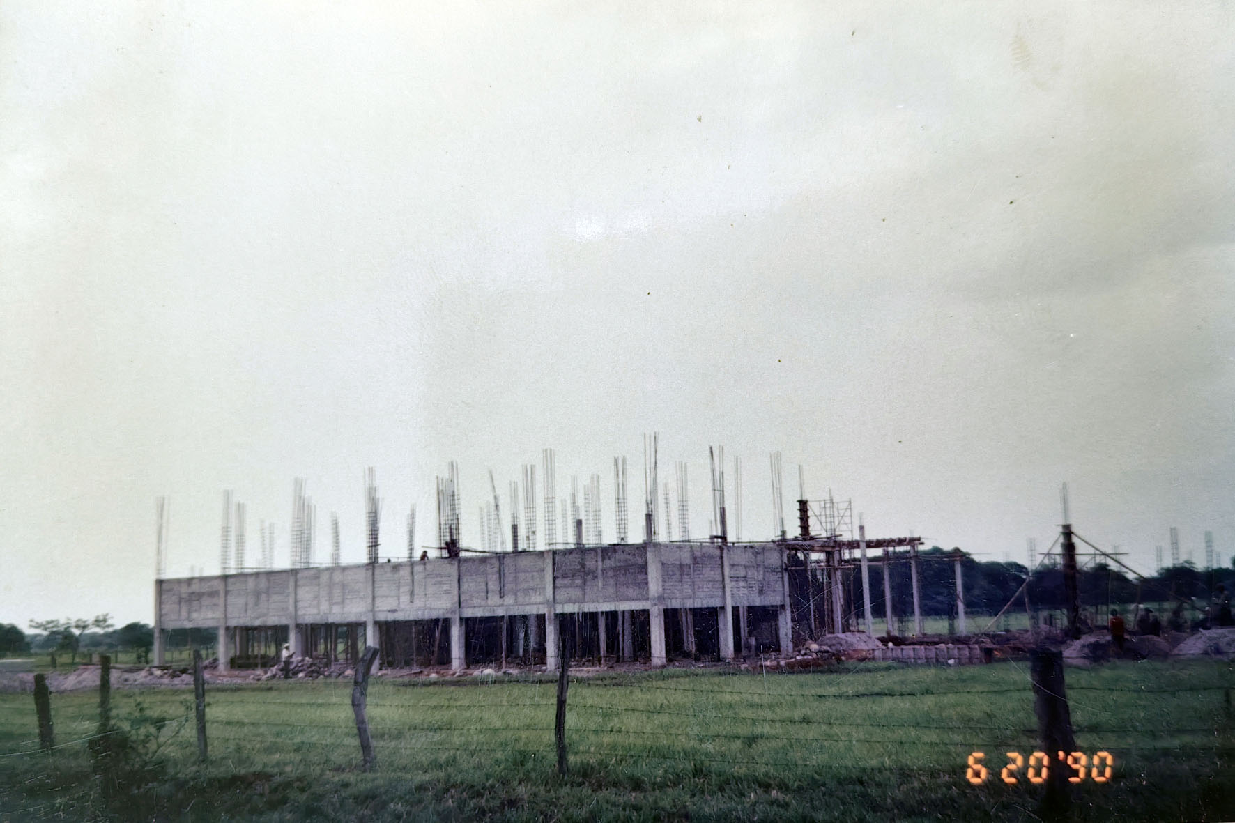 Se inicia la construcción de la Planta de Yopal en los años 90s Se inicia la construcción de la Planta de Yopal en los años 90s